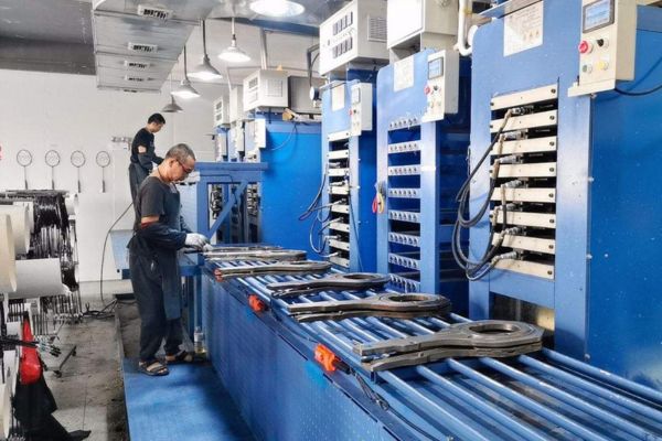 معدات التصنيع المتقدمة